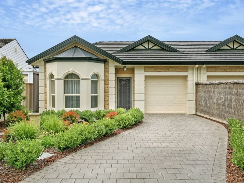 Immaculate Courtyard Living