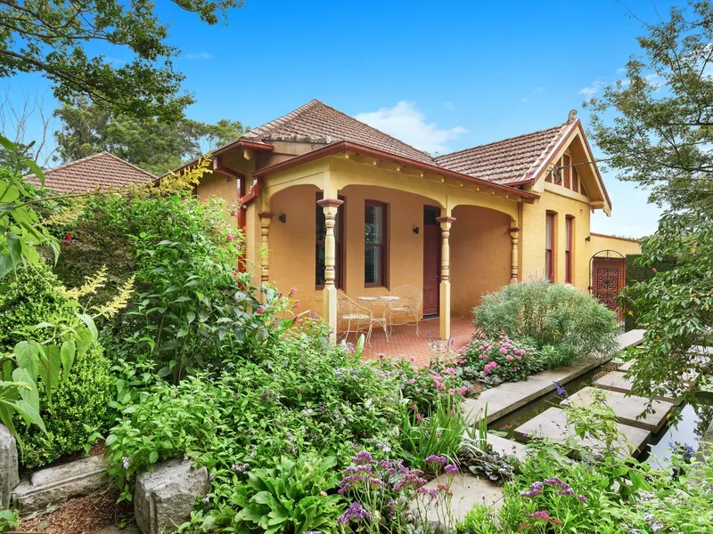 1614sqm PARK LIKE LAND - PREMIER QUIET EASTSIDE - MINUTES WALK TO STATION - GRAND FEDERATION CHARACTER HOME RENOVATED & EXTENDED