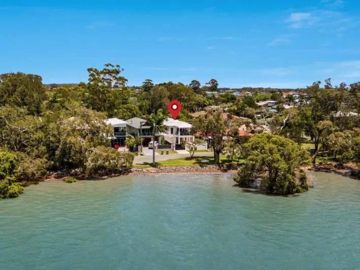 Waterfront Contemporary Living & Direct Lush Parkland access