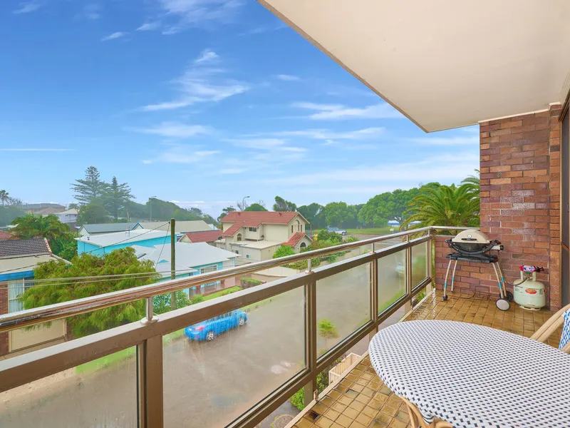 Fully Furnished Close to Beaches and Shops!