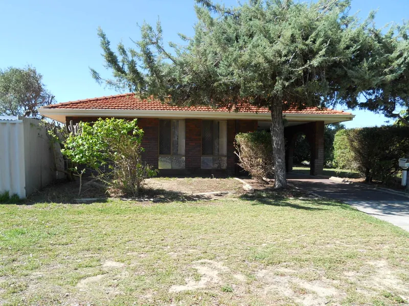 HIDDEN AWAY.... MINUTES FROM THE BEACH!