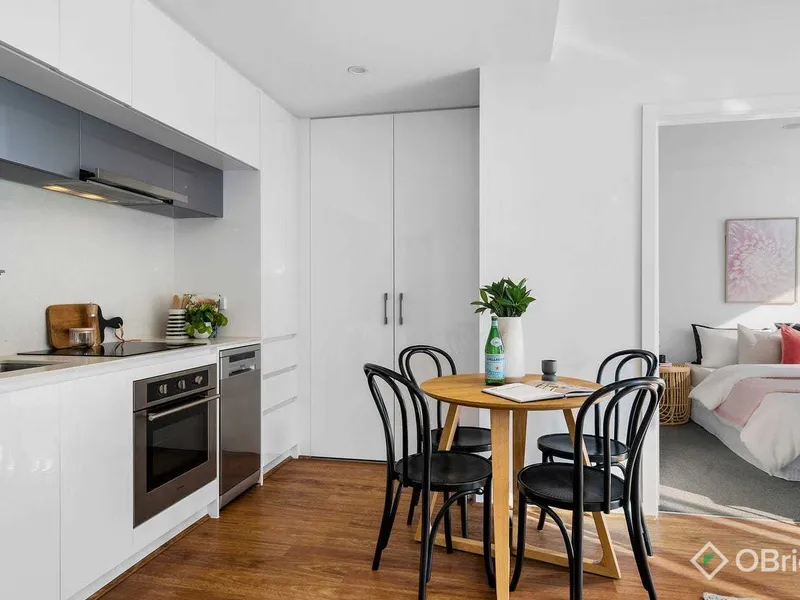 Luxurious Two-Bedroom Apartment In the Heart of Oakleigh!