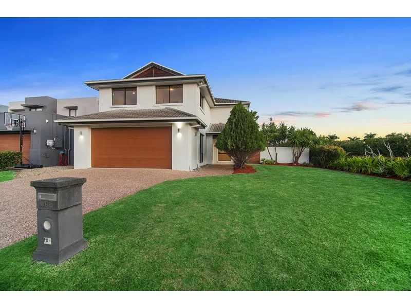 HOME IN PRESTIGIOUS AREA - PONTOON AND POOL !!!