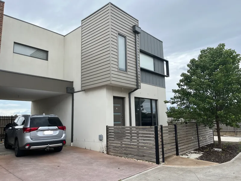 MODERN LOW MAINTENANCE LIVIING