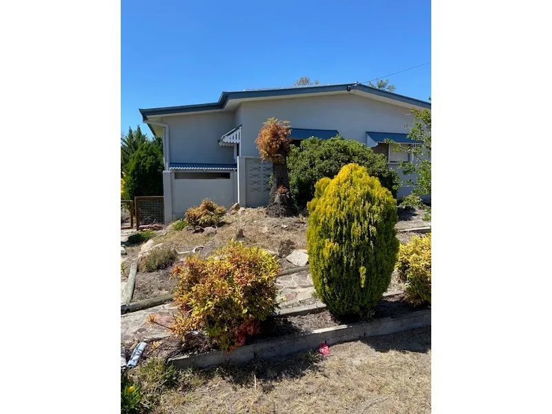 Large Home -4 Bedrooms-2 Living Areas