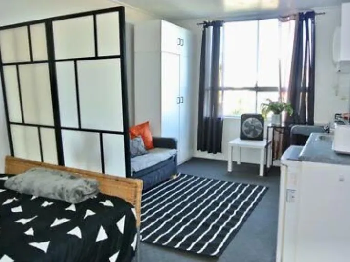 FULLY FURNISHED SUNNY STUDIO APARTMENT WITH UNLIMITED WIFI AND CAR SPACE