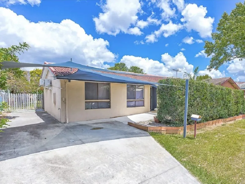 Great value and a fantastic opportunity in Mount Warren Park – Neat, rendered 3 bedroom home on a 602m2, potential side access to the backyard