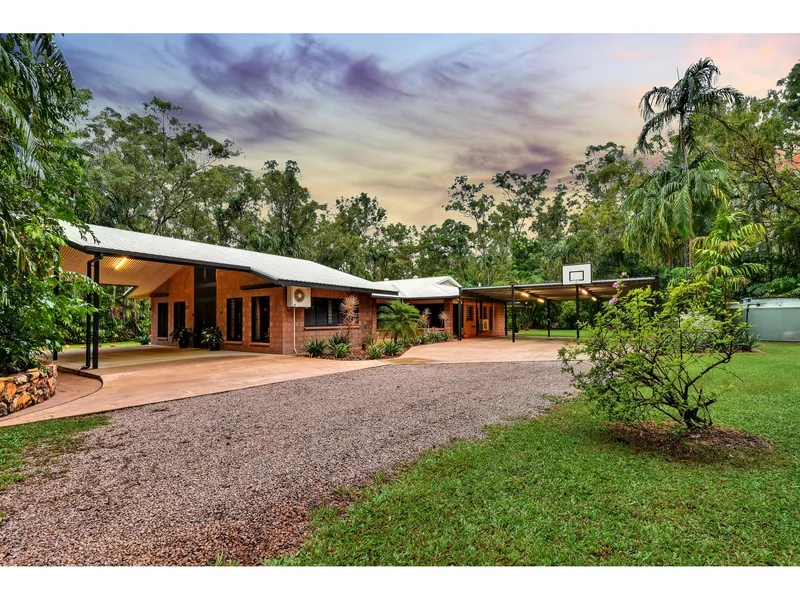 Tropical home on 5 acres , 6 bdrms 4 bthrms in Holtze, Darwin N.T peaceful location 20 minutes to CBD and airport