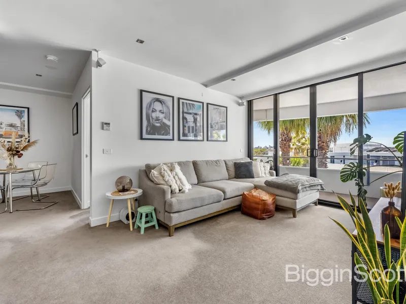 Luxury On Bay Street