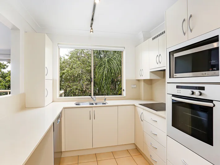 NEWLY RENOVATED THREE-BEDROOM FAMILY HOME WITH VIEWS