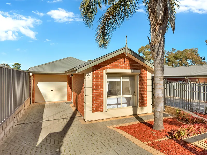 STUNNING MODERN VILLA - GREAT LOCATION - LOW MAINTENANCE LIVING AT ITS BEST
