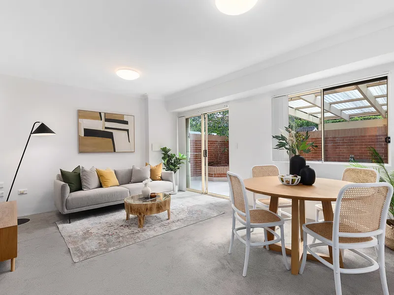 Full brick courtyard apartment in central locale