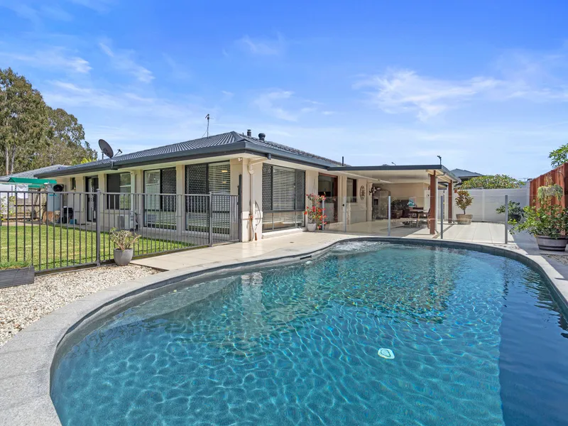 4 Beds, Study, 3 Living Areas, Pool - 100m to the Water's Edge!