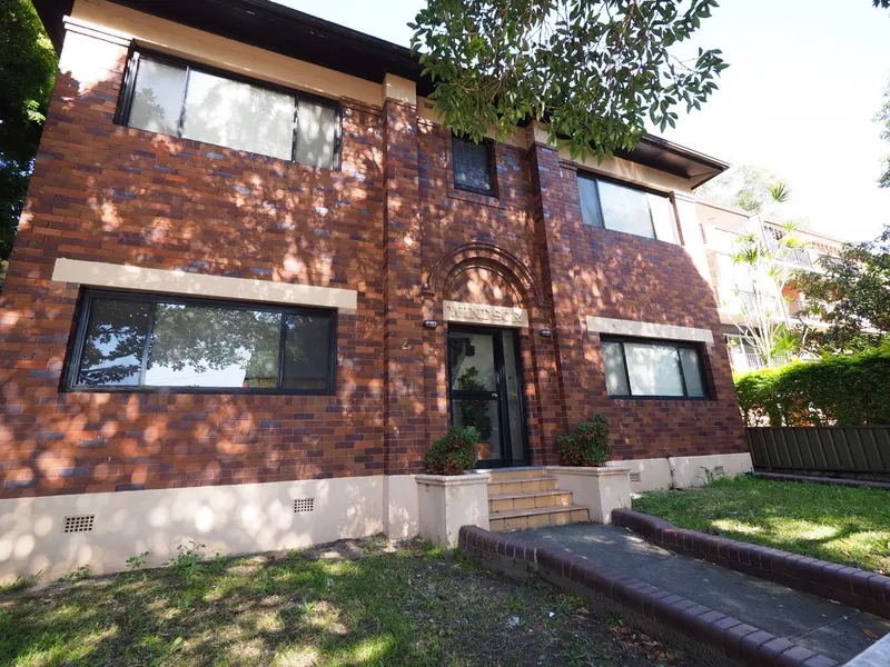 Well presented two bedroom unit, excellent location