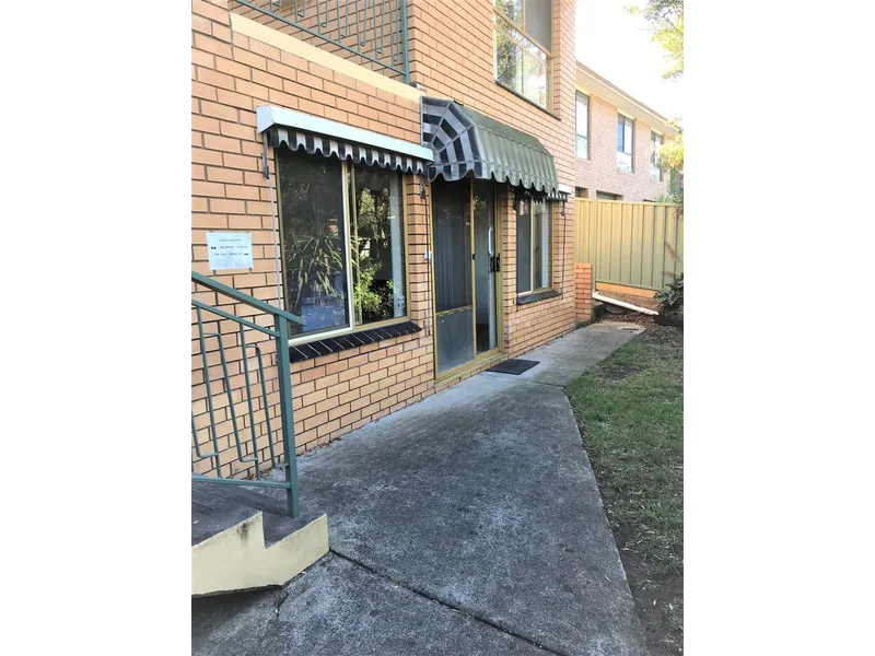 Neat & Tidy 1 Bedroom Unit in Excellent Location!