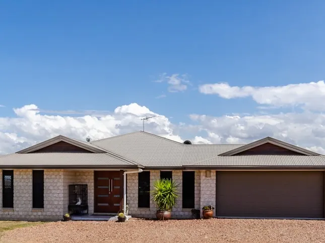 HILLTOP RURAL PROPERTY WITH 360° MOUNTAIN VIEWS!