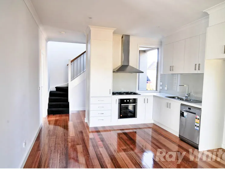 Fantastic Near New 6 Bedroom Townhouse