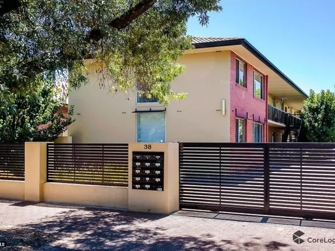 A trendy unit in a magnificent location, so close to cafes, hotels, restaurants that North Adelaide offers. What a lifestyle, so close to the city.