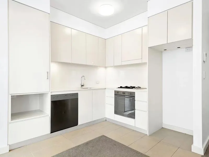 Furnished 1 Bed+ Study apartment with great outlook