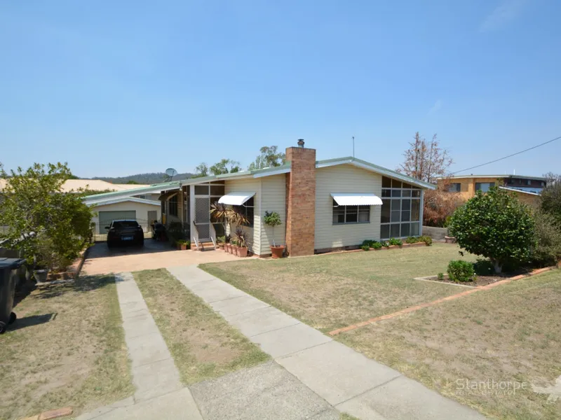 STANTHORPE – STYLISH AND VERY LARGE 3 BEDROOM RESIDENCE WITH ARCHITECT DESIGNED FEATURES