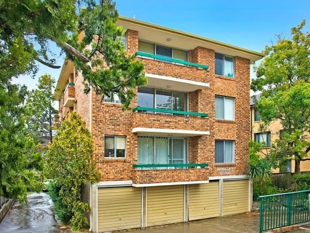 Large 2 bedroom unit with lockup garage