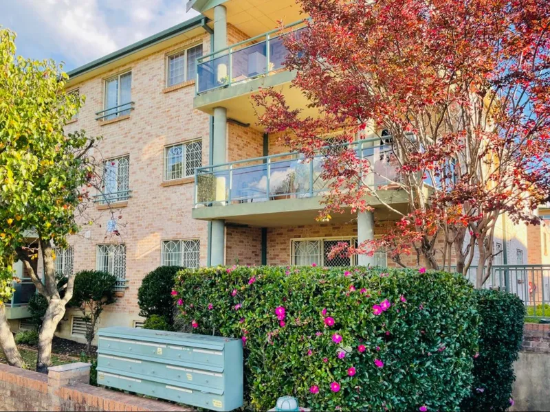 SPACIOUS THREE BEDROOM UNIT FOR LEASE AT PREMIUM LOCATION!