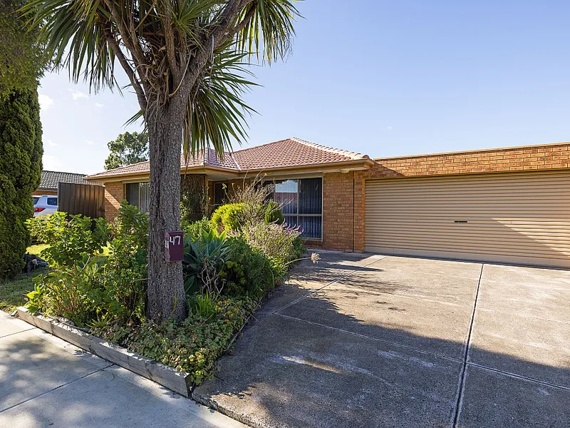 MASSIVE KITCHEN AND RIGHT NEAR WATERGARDENS SHOPPING CENTRE!