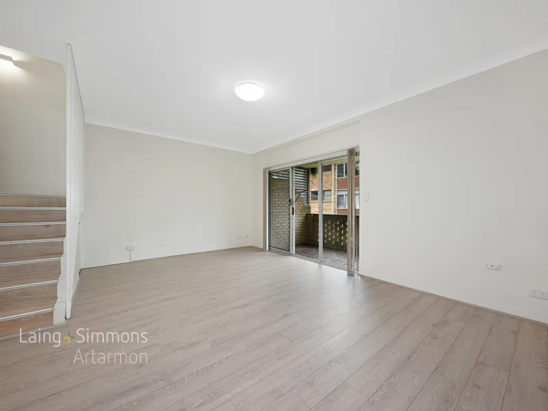 Impressive, Spacious Townhouse with Internal Access, Huge Terrace