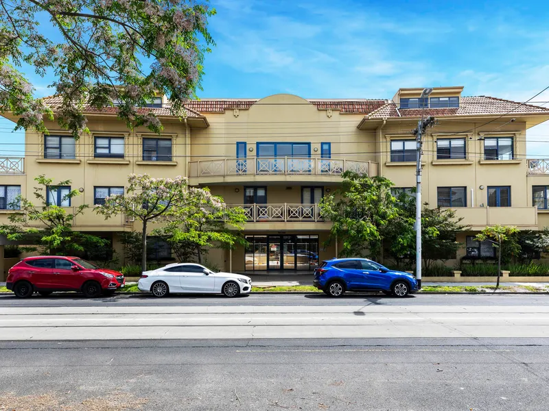 LARGE PARKSIDE APARMTENT WITH BIG BALCONY | Besser+Co