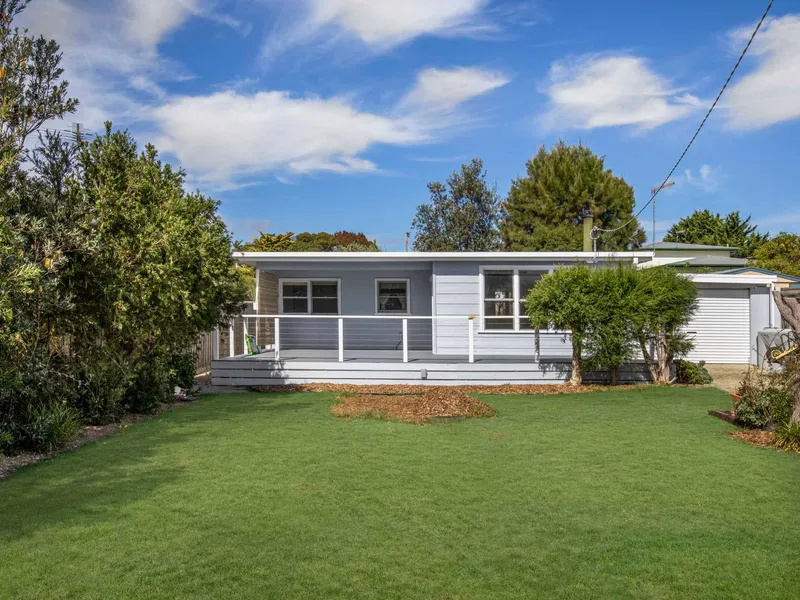 BAYSIDE BEAUTY 300 METRES FROM THE BEACH!