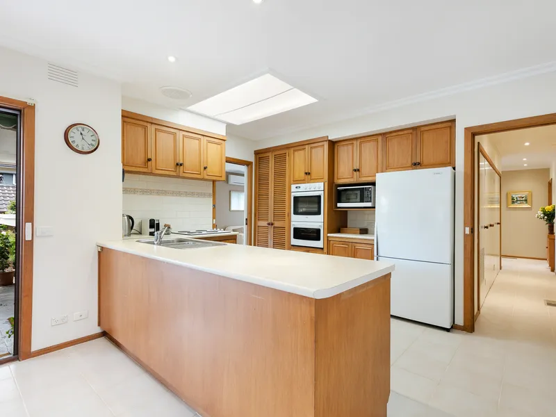 LIGHT FILLED 4 BEDROOM FAMILY HOME IN A SOUGHT AFTER GLEN WAVERLEY LOCATION!