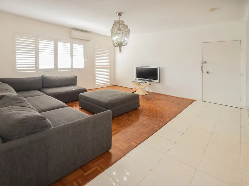 MODERN & CENTRALLY LOCATED - PET FRIENDLY APARTMENT