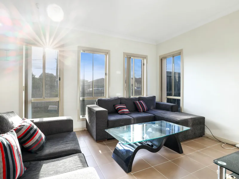 Street Facing Townhouse!