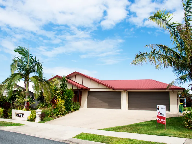 LOVELY BIG HOME TICKS ALL THE BOXES FOR THE ENTIRE FAMILY!