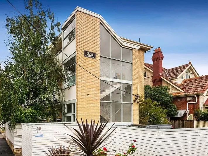 Destination Elwood! Light, bright, and so right!