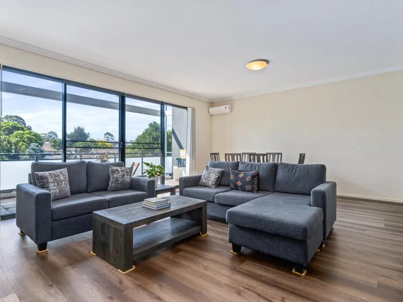 Spacious Top Floor 3 Bedroom Unit