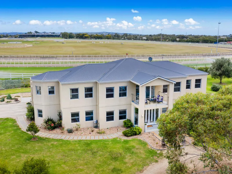 THE HIGH LIFE WITH SENSATIONAL VIEWS OVER THE RACECOURSE