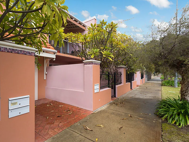 BIG COURTYARD FEATURE