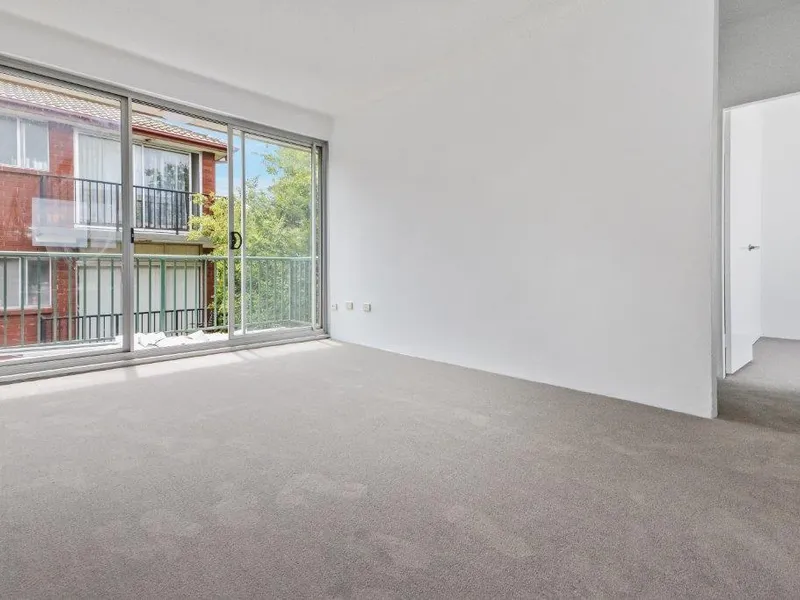 FRESHLY RENOVATED APARTMENT WITH TWO BALCONIES