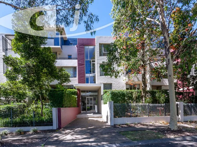 Rare North Facing Split Level 3 Bedroom Penthouse with Superb Views