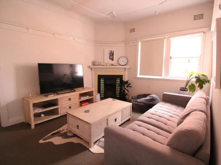 Top floor 2 bed unit + sunroom!