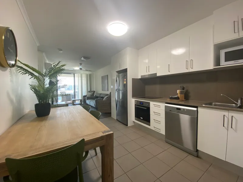 MODERN 2 BEDROOM, 2 BATH APARTMENT IN THE OAKS APARTMENTS