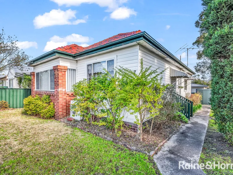 Duel Income Original Weatherboard Home With Fully Detached Granny Flat