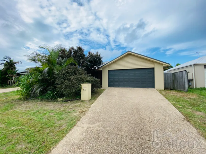 BLACKS BEACH - FAMILY HOME - BIG BACK YARD