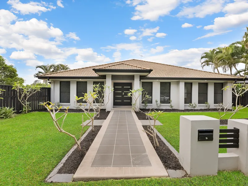 Fantastic Family Home! 5-Bed, 3-Living, and Side Access on 850m²!