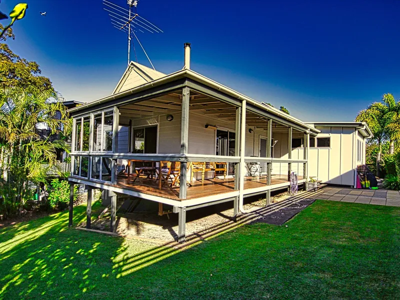 Impressive - Timber Floors - Air Conditioned - WOW Factor!