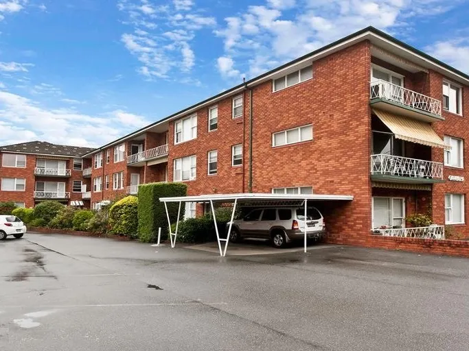 Parkside Living & Minutes Walk To Beach