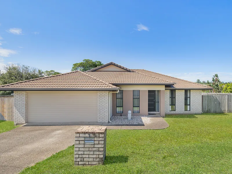 Low-set Brick, Huge Yard, Neat as a pin!
