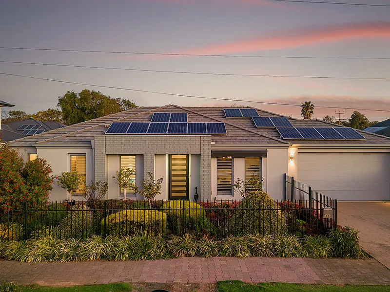 Blissful beachside living in this beautiful Torrens Titled family home!