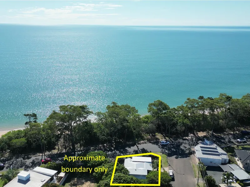 Torquay Treasure - Enjoy summer breezes and beach outlook from the front verandah or just cross the road and you're on the beach.